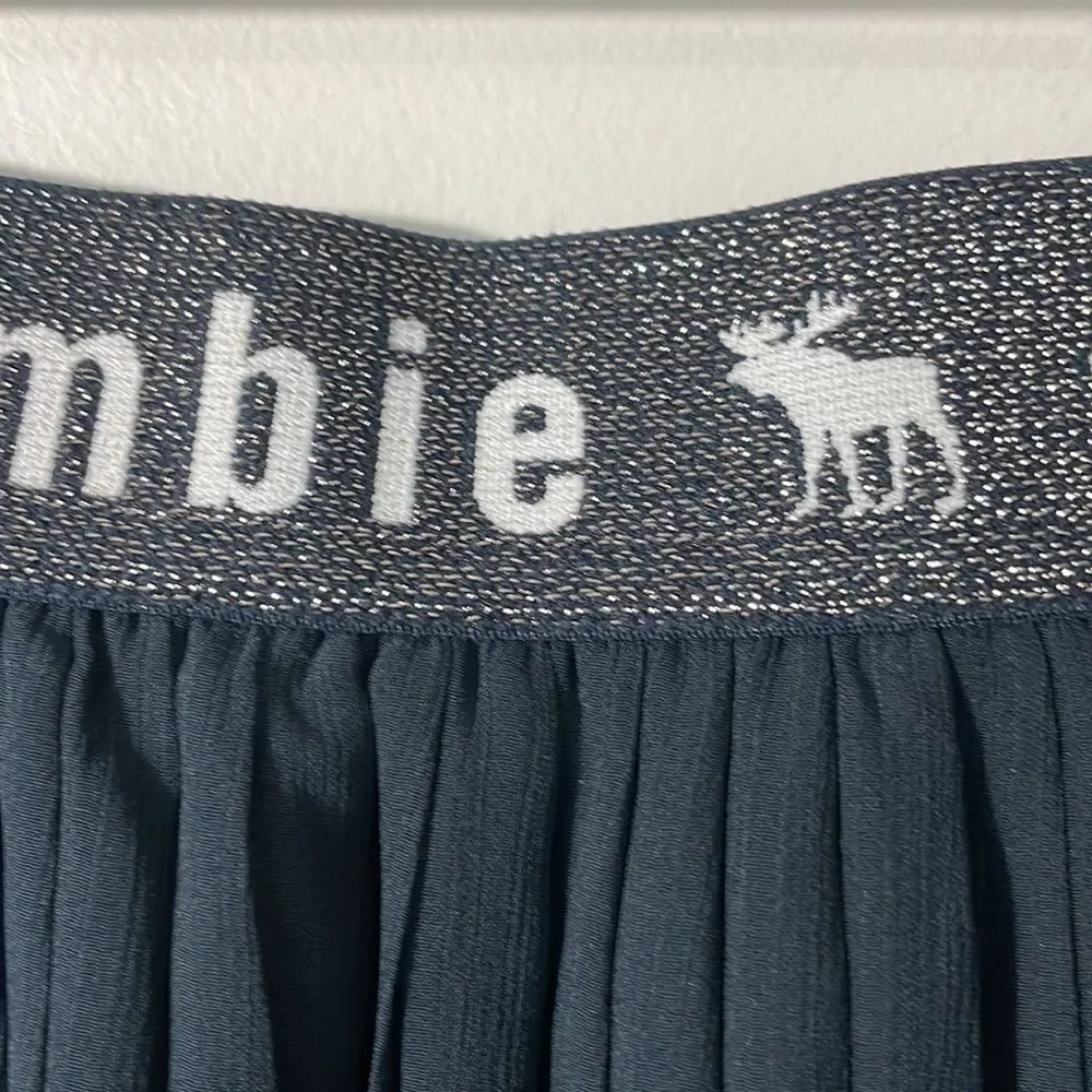 Abercrombie kids girls navy blue accordion skirt in size 11/12. Preppy Chiffon